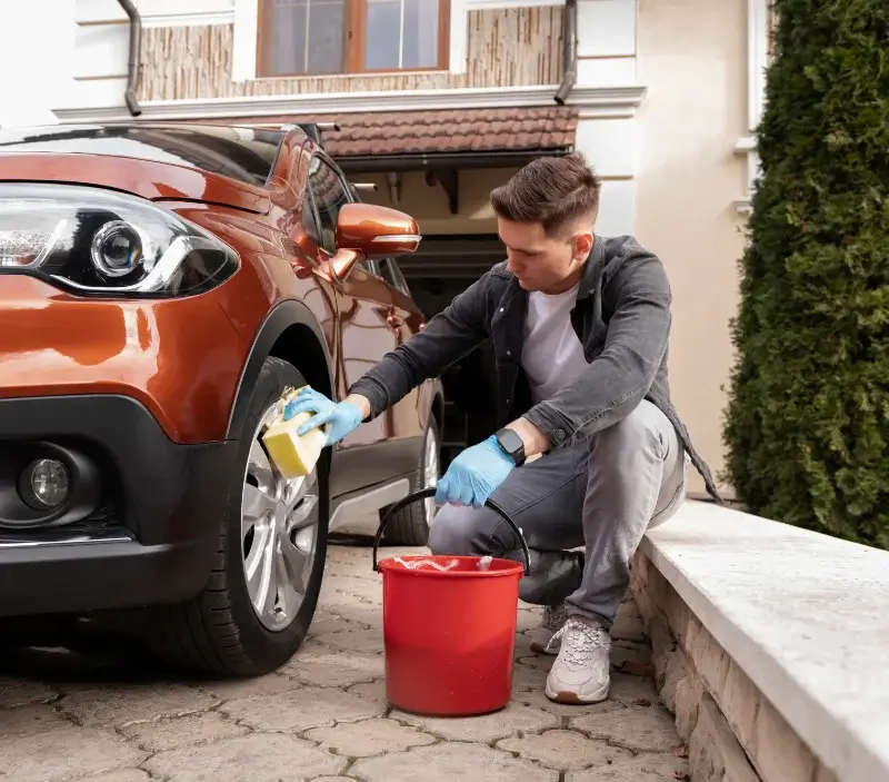 Lavage auto à domicile Pechs-de-l'Espérance : professionnel intervenant sur un véhicule